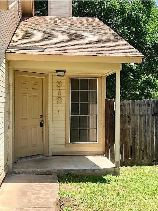 319-317 Greenlawn Blvd in Round Rock, TX - Building Photo