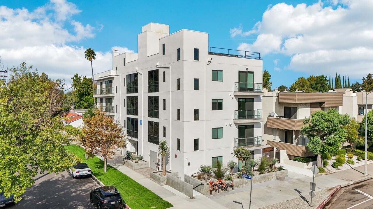 12905 Landale Street in Studio City, CA - Foto de edificio
