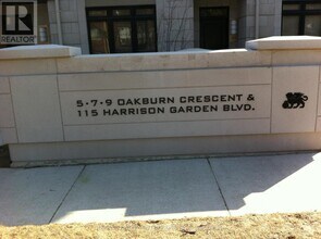 5 Oakburn Crescent in Toronto, ON - Building Photo - Building Photo