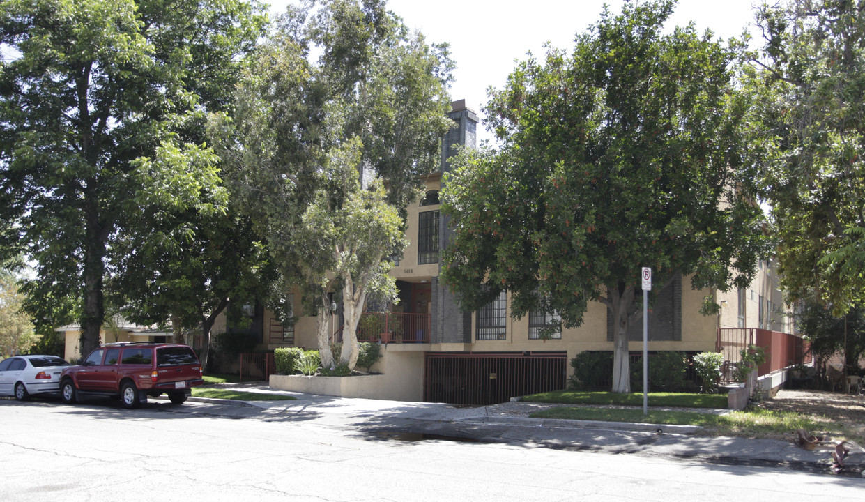 5408 Carpenter Ave in Valley Village, CA - Foto de edificio