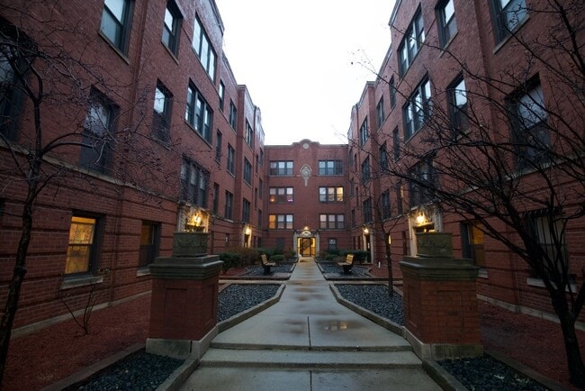 3450 N Racine Ave, Unit 2C