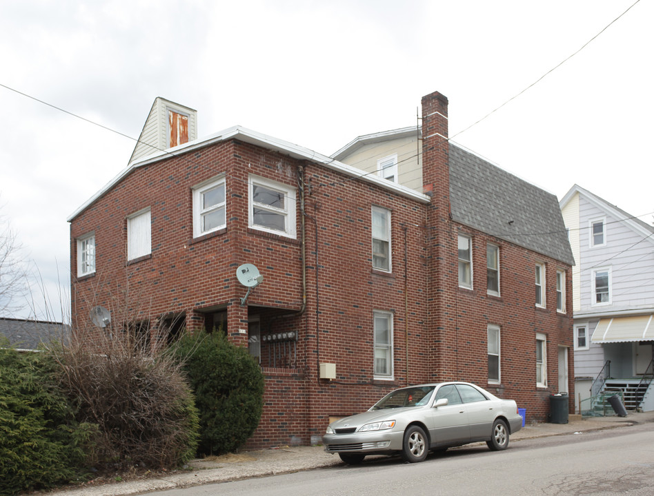 111 W Chapel St in Hazleton, PA - Building Photo