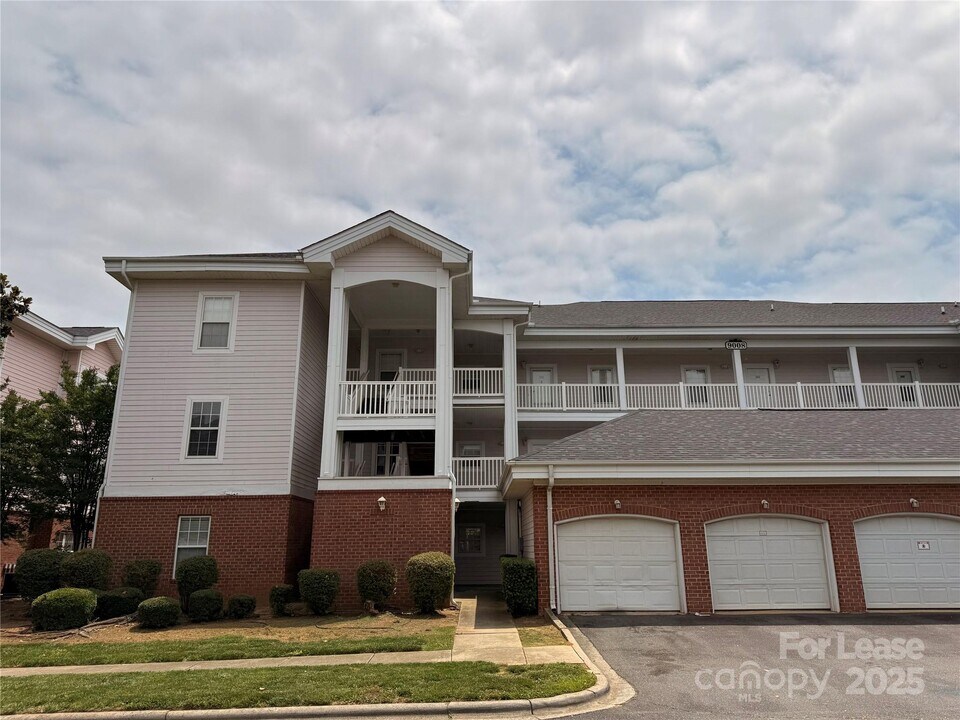 9020 Meadow Vista Rd in Charlotte, NC - Building Photo