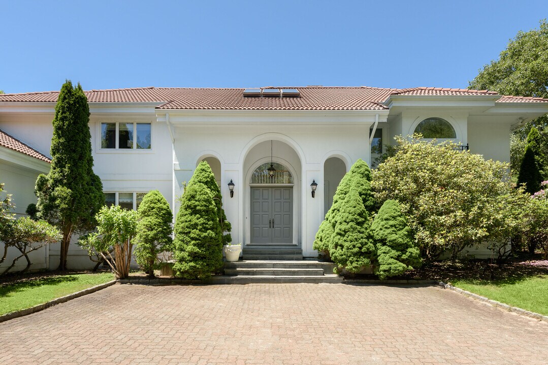 50 Tanager Ln in Water Mill, NY - Building Photo
