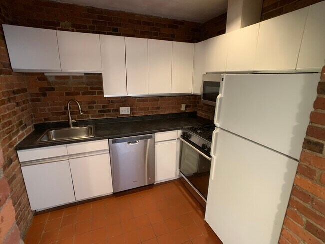 110 Riverway, Unit 8 in Boston, MA - Building Photo - Building Photo