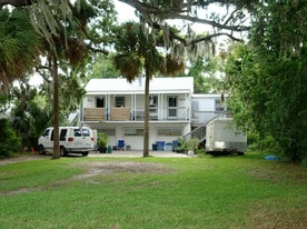 807 S Ridgewood Ave in Daytona Beach, FL - Building Photo