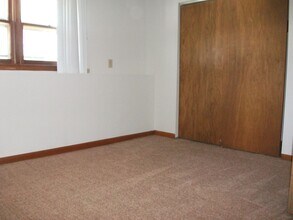 6463 Wells Dr in East Syracuse, NY - Building Photo - Building Photo