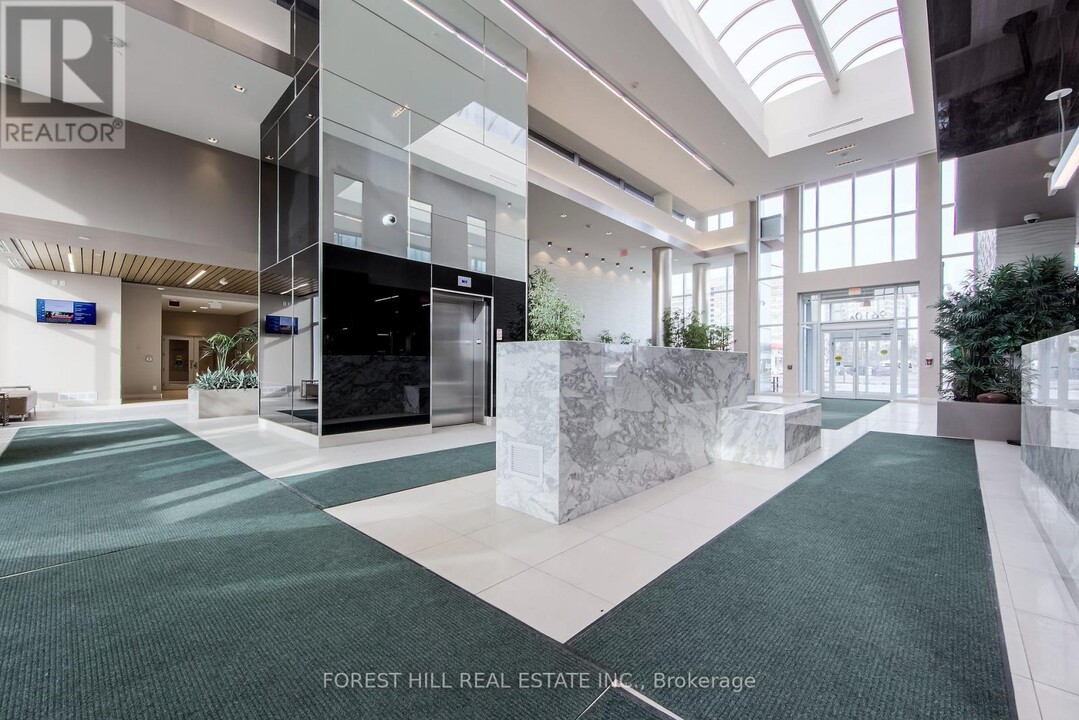 9600-19600 Yonge St in Richmond Hill, ON - Building Photo