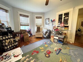 242 Belgrade Ave, Unit 2 in Boston, MA - Foto de edificio - Building Photo