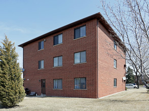 1040 Judson St in Bensenville, IL - Foto de edificio - Building Photo