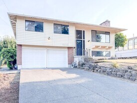8233 S 114th St in Seattle, WA - Building Photo