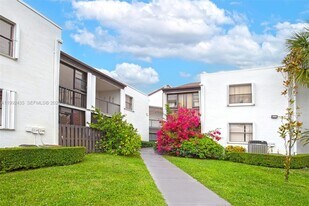 9441 Fontainebleau Blvd in Miami, FL - Building Photo