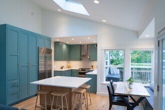 2250 70th Ave SE in Mercer Island, WA - Building Photo - Building Photo