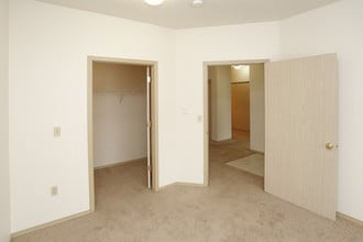 Country Club Apartments in Eugene, OR - Building Photo - Interior Photo