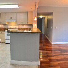 3000 SW 22nd St in Miami, FL - Foto de edificio - Building Photo