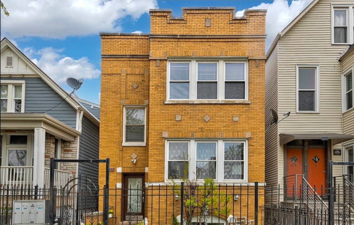 1935 N Saint Louis Ave, Unit 2F in Chicago, IL - Building Photo