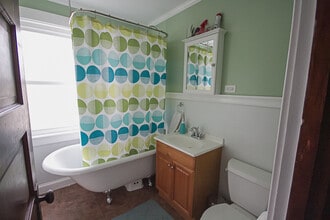 23 Hubbard St, Unit 23 Hubbard Street Apt 1 in Manchester, NH - Building Photo - Building Photo