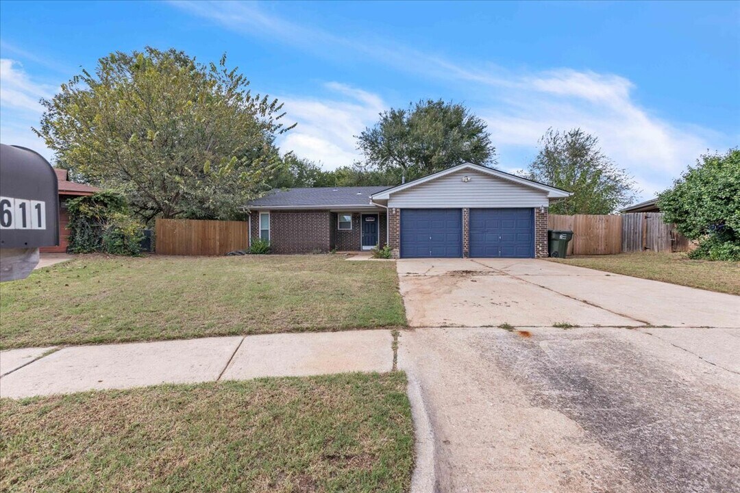 1611 Briarcliff Ct in Norman, OK - Building Photo
