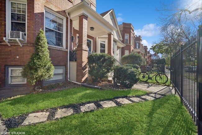 2439 N Harding Ave, Unit 2R in Chicago, IL - Foto de edificio - Building Photo