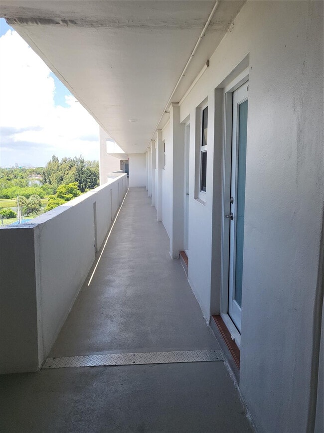 1075 NE Miami Gardens Dr in Miami, FL - Building Photo - Building Photo