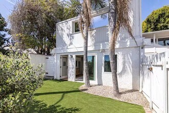 21563 Pacific Coast Hwy in Malibu, CA - Building Photo - Building Photo