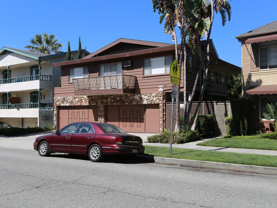 225 N Kenwood St in Glendale, CA - Foto de edificio