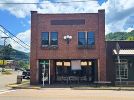 109 W Laurel Ave in Damascus, VA - Building Photo