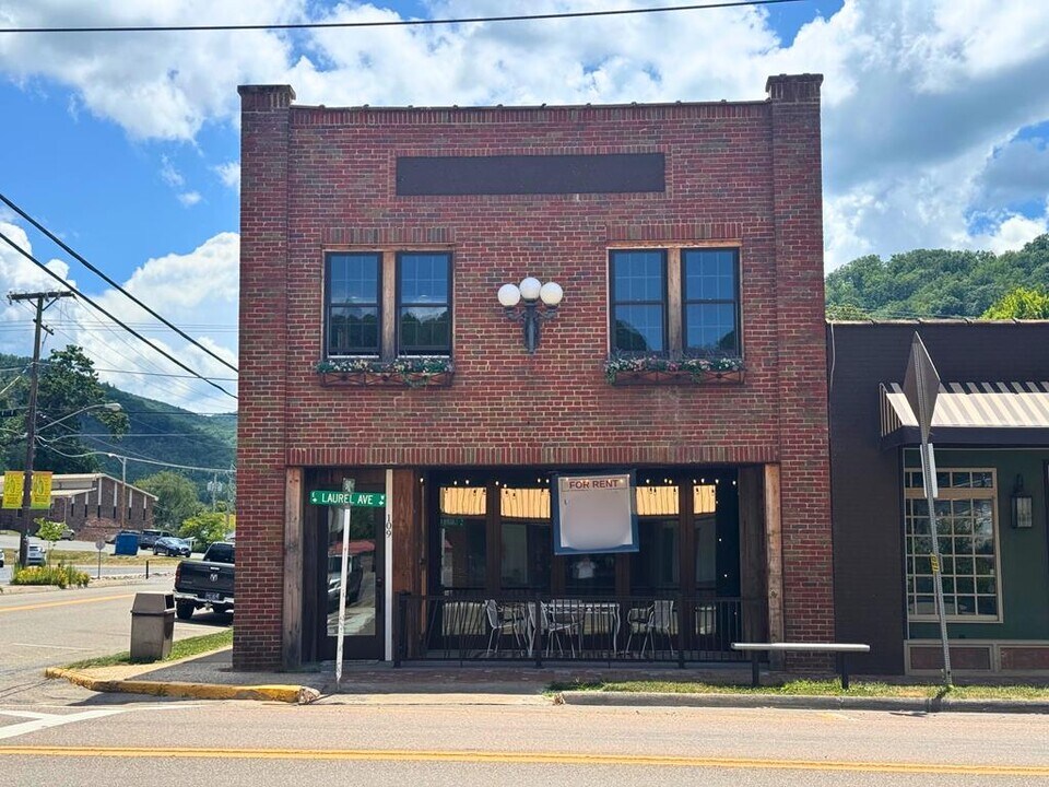 109 W Laurel Ave in Damascus, VA - Building Photo