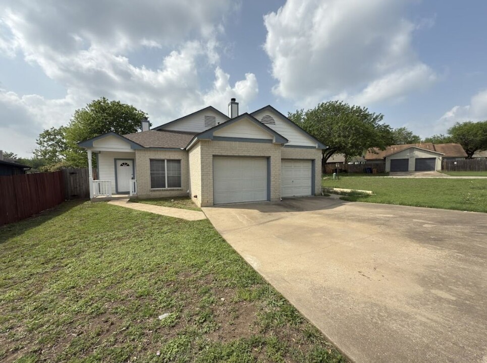 7904 Willet Trail in Austin, TX - Foto de edificio