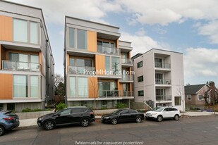 The Hollywood 12 in Portland, OR - Building Photo