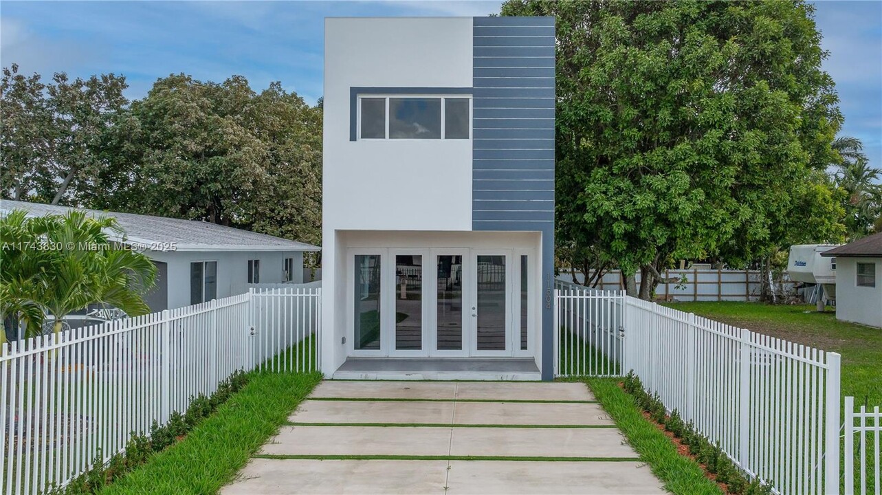 11504 SW 182nd Terrace in Miami, FL - Building Photo