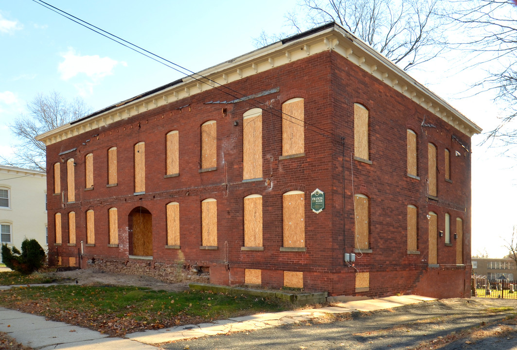 44 Stearns St in Bristol, CT - Building Photo