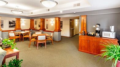Berkshire Oconomowoc Senior Apartments in Oconomowoc, WI - Foto de edificio - Building Photo