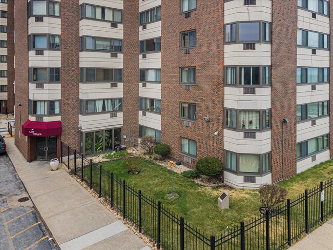 7337 S South Shore Dr in Chicago, IL - Foto de edificio - Building Photo