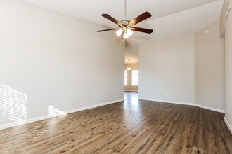 1611 S 63rd Dr in Phoenix, AZ - Foto de edificio - Building Photo