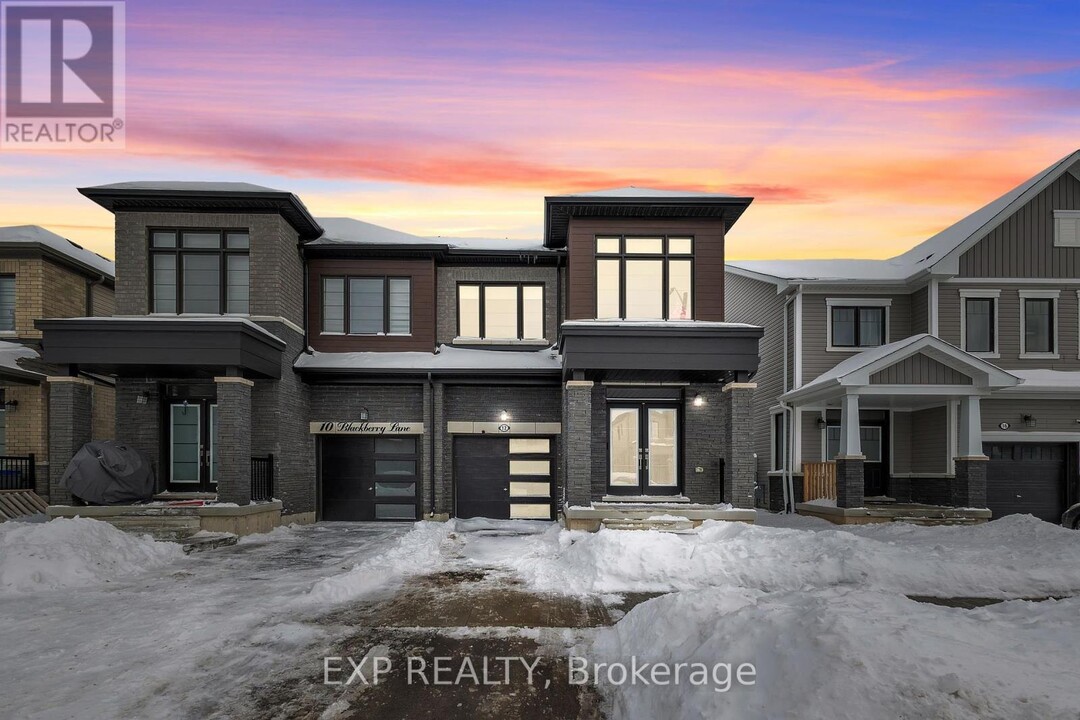 12 Blackberry Ln in Thorold, ON - Building Photo