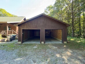 48 Atwell Rd in Porter Corners, NY - Foto de edificio - Building Photo
