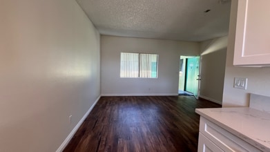 7424 Radford Ave, Unit 208 in Los Angeles, CA - Foto de edificio - Building Photo