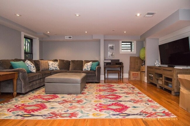 158 Cypress St, Unit 1 in Brookline, MA - Foto de edificio - Building Photo