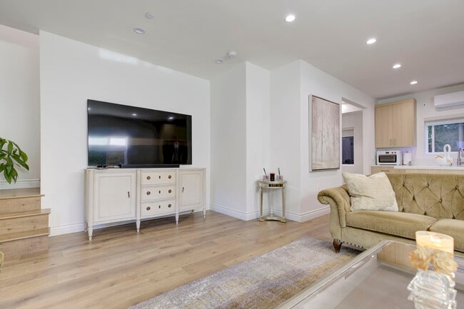 5206 Goodland Ave in Valley Village, CA - Building Photo - Building Photo