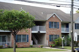 445 Avenel St in Avenel, NJ - Foto de edificio - Building Photo