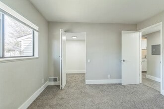 Pine Creek Apartments in Holland, MI - Foto de edificio - Building Photo