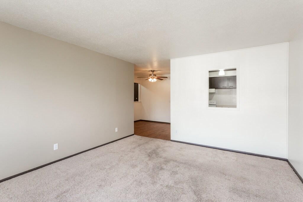 Wildwood Pool Apartments in Cedar Rapids, IA