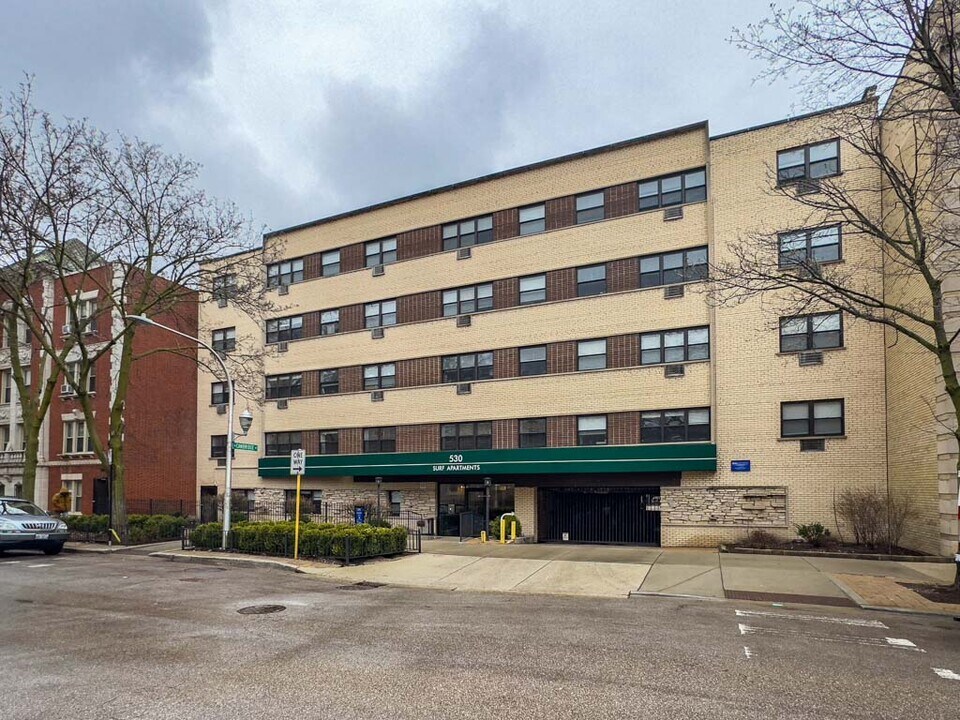 535 W Surf St in Chicago, IL - Building Photo