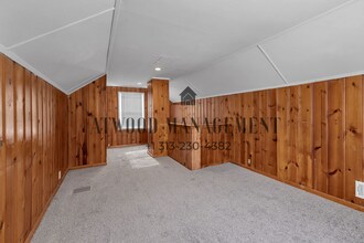 This beautifully updated 3-bedroom, 1-bath single-family home is ready for move-in! in Detroit, MI - Foto de edificio - Building Photo