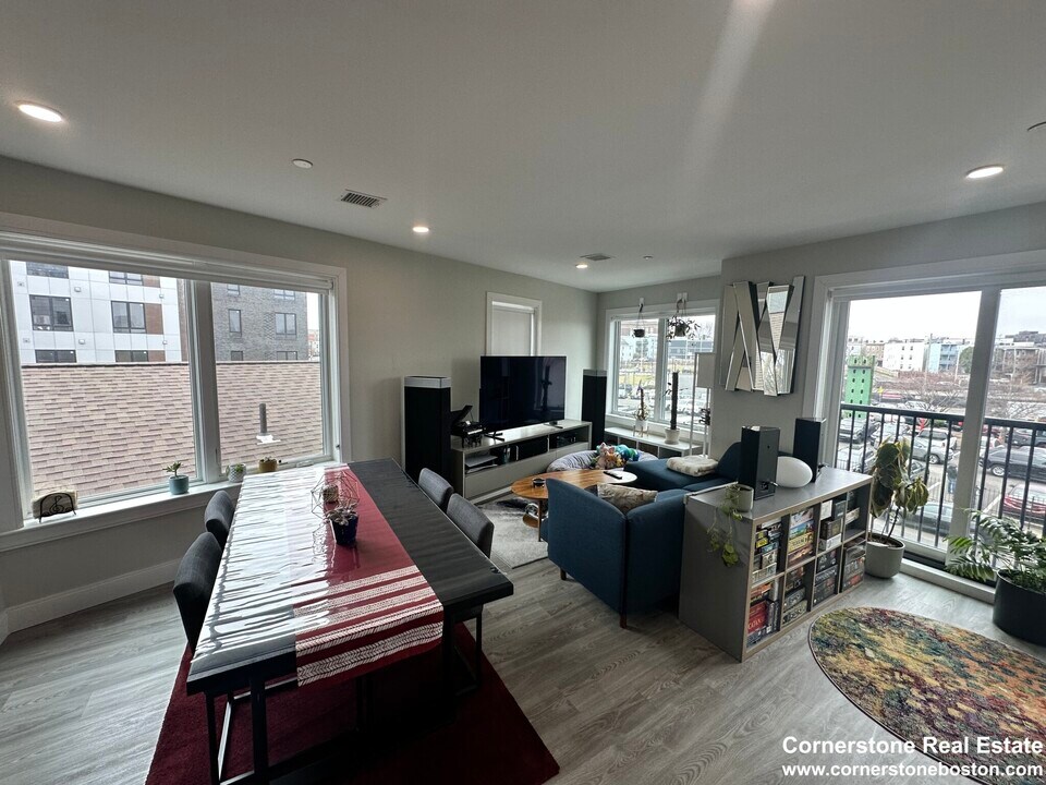 210 Old Colony Ave, Unit 301 in Boston, MA - Building Photo
