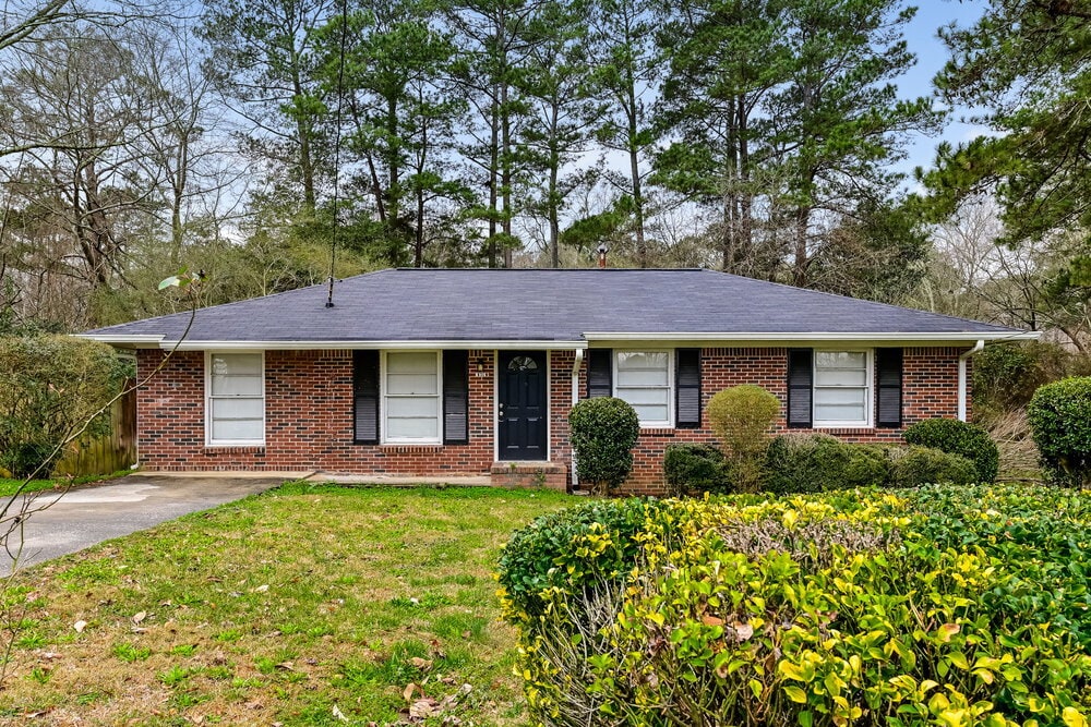 5915 Ronnie Dr in Rex, GA - Foto de edificio