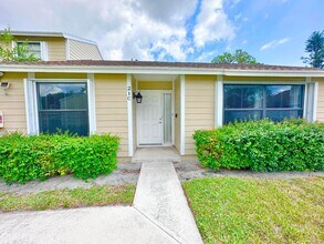 104 Lakewood Dr in Jupiter, FL - Building Photo - Building Photo