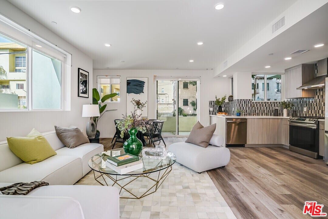 1101 S Bedford St, Unit 102 in Los Angeles, CA - Building Photo