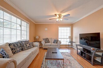 2101 Fountain View Dr in Houston, TX - Building Photo - Building Photo